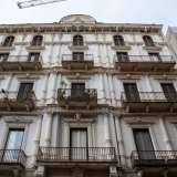 Raggiungiamo Palazzo Colonna De Robertis al civico 119 di via Crisanzio, dove si erge con il suo eclettico prospetto arricchito da paraste, fregi vegetali e sculture di putti e aquile